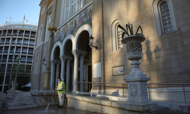 Κουκάκι: Ιερέας κοινωνούσε πιστούς από την πίσω πόρτα ναού - Έρευνα της Αρχιεπισκοπής