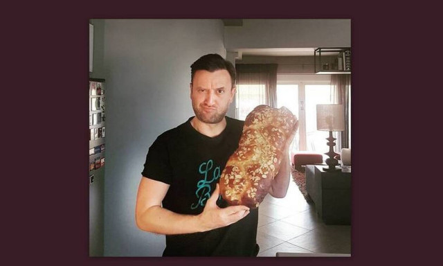 Αργύρης Αγγέλου: Έφτιαξε πεντανόστιμα τσουρέκια και θα ξετρελαθείς με τη συνταγή του!