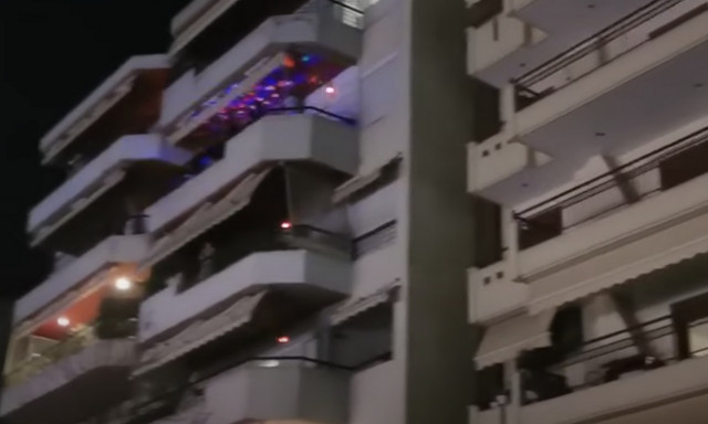 Απίστευτες στιγμές στη Θεσσαλονίκη: «Πάρτι» με μουσική και ζεϊμπέκικο της Ευδοκίας στο δρόμο (vid)