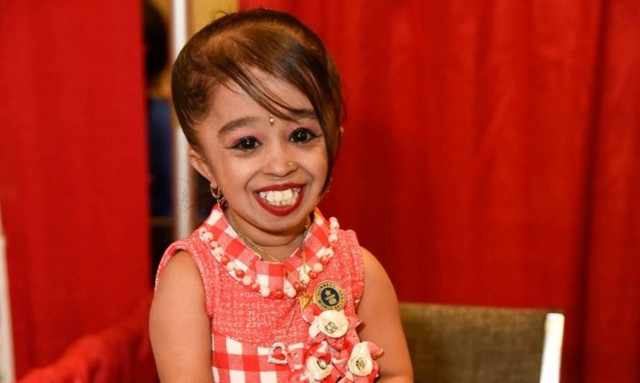 Κορονοϊός: Η πιο μικρόσωμη γυναίκα στον κόσμο βγήκε στους δρόμους για να φωνάξει «Μένουμε σπίτι»