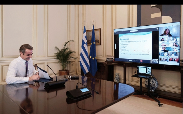 Ο Μητσοτάκης  σε «ψηφιακό «θρανίο» με μαθητές από την Μυτιλήνη