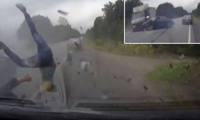 Σοκαριστικό βίντεο: Οδηγός πετιέται με φόρα έξω από το παρμπρίζ!