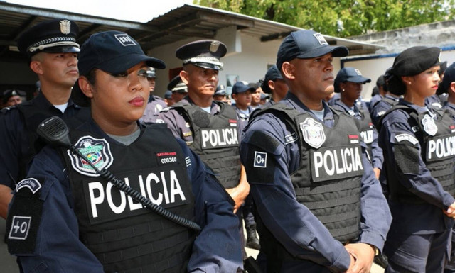 Κορονοϊός - Συγκίνηση: Αστυνομικοί τραγουδούν για να εμψυχώσουν τον κόσμο που είναι σε καραντίνα