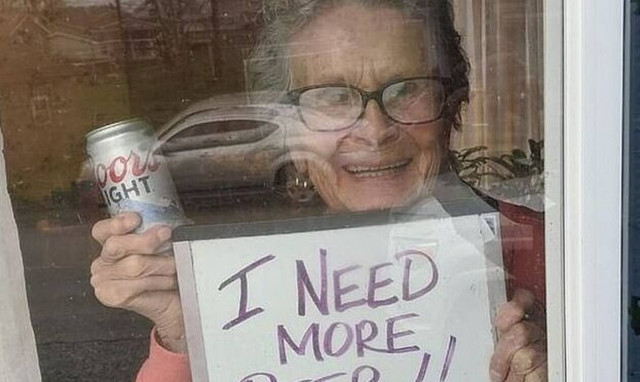 Κορονοϊός: Γιαγιά ζήτησε μπύρες για να αντέξει την καραντίνα - Της έστειλαν 10 καφάσια! (pics)