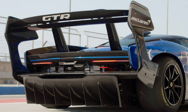 Γιατί τα υπερ-αυτοκίνητα έχουν τόσο μεγάλες πίσω φτερούγες;