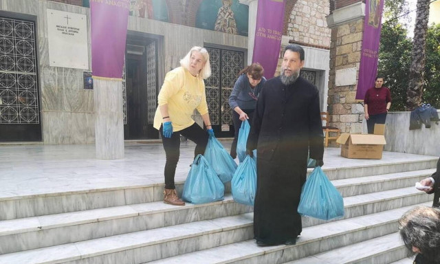 Κατ’ οίκον διανομή «Δεμάτων Αγάπης» από τον Μητροπολίτη Ν. Ιωνίας Γαβριήλ 