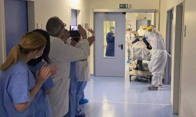 Κορονοϊός: Συγκλονιστικές εικόνες σε Αθήνα και Ηράκλειο – Η στιγμή που ασθενείς νικούν το φονικό ιό