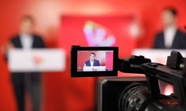 Νέο σποτ ΣΥΡΙΖΑ: «Μένουμε όρθιοι» - Το σχέδιο για την αντιμετώπιση των επιπτώσεων της πανδημίας