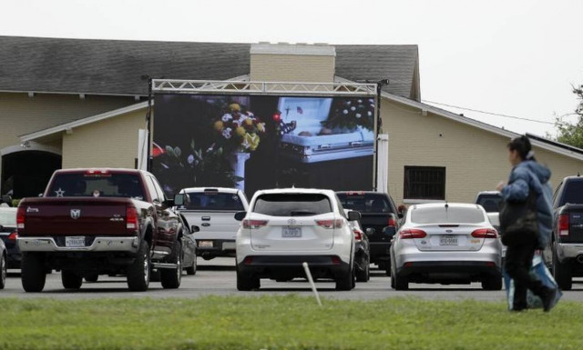 Κορονοϊός: Σοκαριστικές εικόνες - Βλέπουν στο σινεμά τις κηδείες των συγγενών τους
