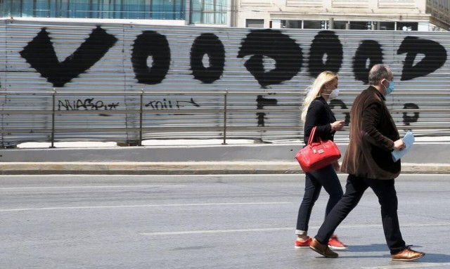 Κορονοϊός: Πτωτική η καμπύλη των θυμάτων στην Ελλάδα – Το συγκριτικό γράφημα με άλλες χώρες