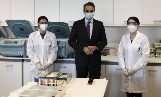 Κορονοϊός -Μητσοτάκης στο Εθνικό Κέντρο Αιμοδοσίας: Σε λίγες μέρες κάνατε όσα θα κάναμε σε μήνες