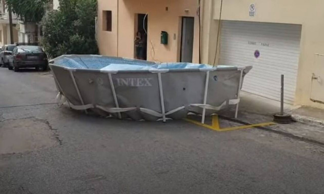 Κρήτη: Χαμός στον Άγιο Νικόλαο - Πισίνα «έφυγε» από την ταράτσα και άρχισε να… πετάει!