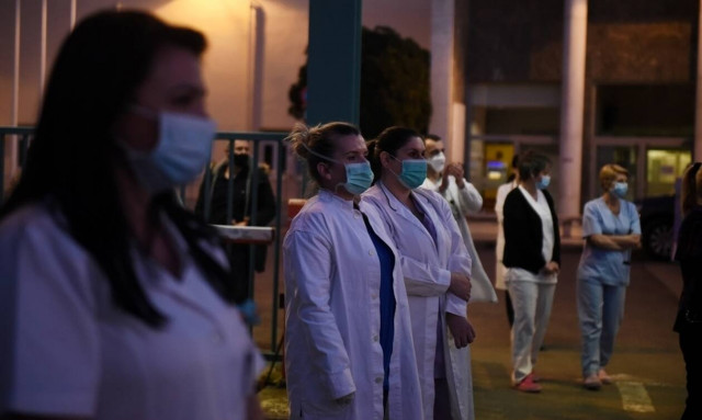 Κορονοϊός - Συγκλονιστικό βίντεο: Ετοιμοθάνατος ζήτησε να του παίξουν την αγαπημένη του μαντολινάτα