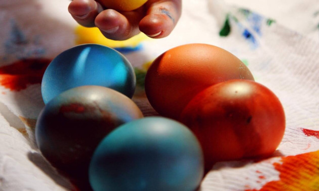 Γιατί βάφουμε κόκκινα αυγά το Πάσχα; Η απάντηση που θα σου λύσει όλες τις απορίες