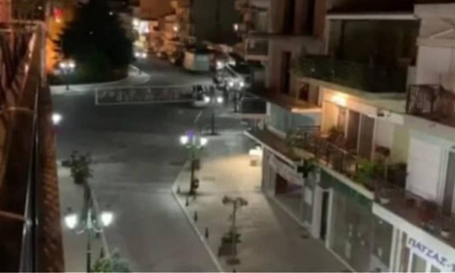 Κορονοϊός: Ολόκληρη γειτονιά έγινε... εκκλησία - Τέρμα τα ηχεία για να ακούγονται οι ψαλμωδίες