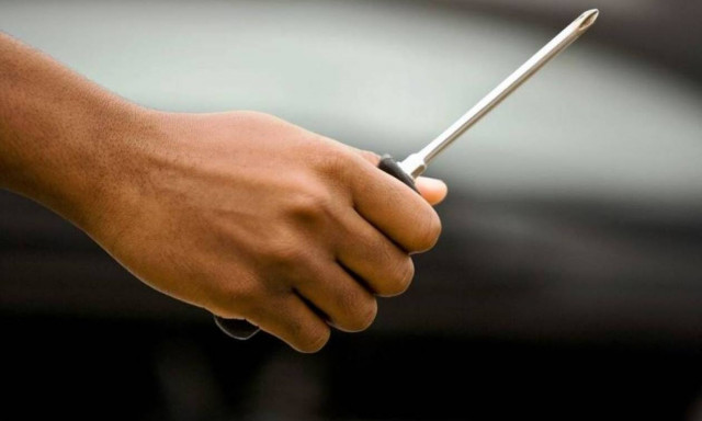 Οικογενειακό επεισόδιο στη Θεσσαλονίκη: 18χρονος τραυμάτισε με κατσαβίδι τον πατριό του