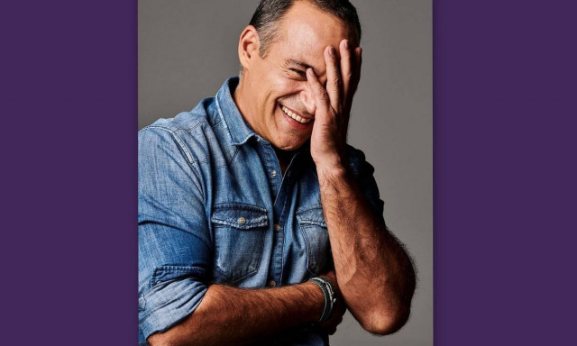 «Κόκκαλο» ο Κρατερός Κατσούλης με την καλλονή από τον Πειραιά (video)