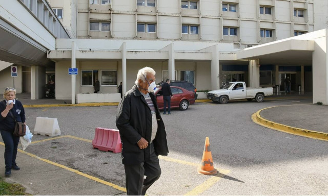 Ρίγη συγκίνησης: Χειροκροτήματα για ασθενή που αποσωληνώθηκε στο «Σωτηρία» (vid)