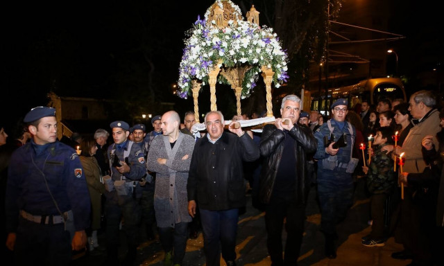 Επιχείρηση «Πάσχα»: Έφοδοι σε σπίτια, ναούς και… ταράτσες – Μπλόκα παντού, σκανάρουν και το Facebook