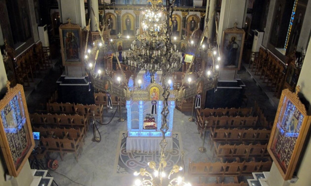 Ένταση και επεισόδια έξω από εκκλησία στον Κορυδαλλό