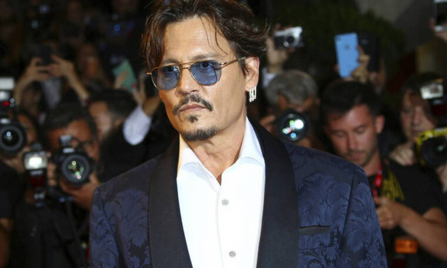 Τζόνι Ντεπ: Άλλαξε τα χαλασμένα δόντια του - Το νέο του λαμπερό χαμόγελο