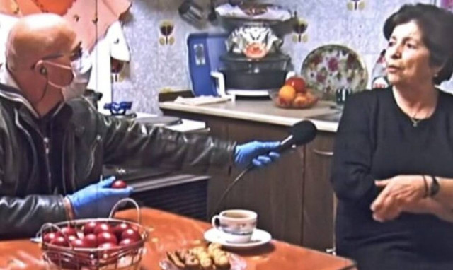 Η απίστευτη Ελληνίδα γιαγιά που ΔΕΝ «μασάει» από κορονοϊό! (vid)