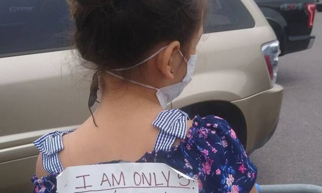 Μαμά πήγε με την κόρη της στο σούπερ μάρκετ και της έβαλε στην πλάτη ένα σημείωμα  - Δείτε το λόγο