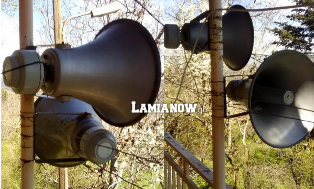  Κορονοϊός: Έστησε μεγάφωνα στο μπαλκόνι για να ακούει όλο το χωριό τις Ιερές Ακολουθίες (pics)