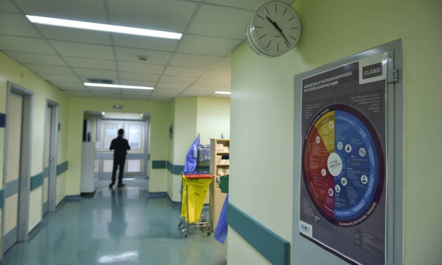 Κορονοϊός: Συγκλονιστικές στιγμές στο «Αττικόν» - Το σπαρακτικό αντίο μίας ασθενούς στον πατέρα της