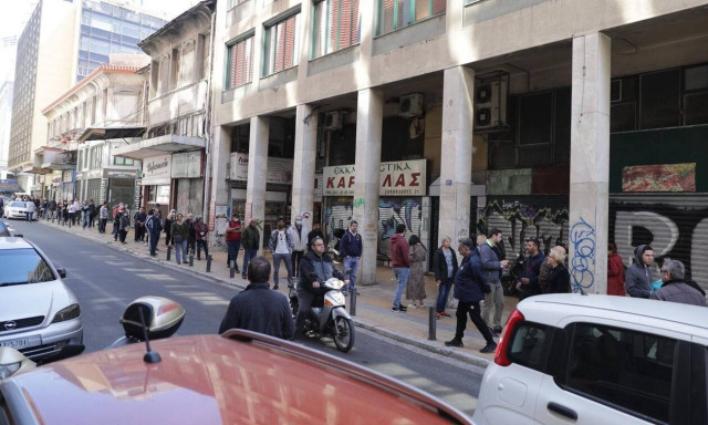 Κορονοϊός - Πρωτόγνωρες εικόνες στη Βαρβάκειο: Η ουρά τύλιξε όλο το τετράγωνο! (pics+vids)