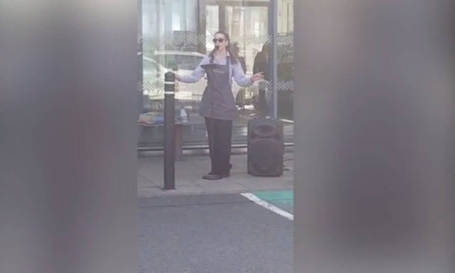 Κορονοϊός: Υπάλληλος super market στην τραγουδά και εμψυχώνει τους πελάτες (vid)