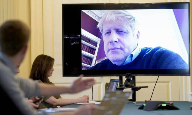 Κορονοϊός Βρετανία: Ο Μπόρις Τζόνσον ξεκίνησε τις επαφές με υπουργούς μετά την νοσηλεία του