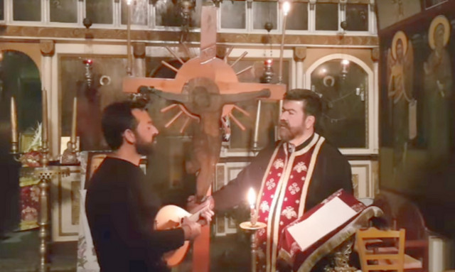 Ανατριχίλα και συγκίνηση: Τραγουδούν κάτω από τον Εσταυρωμένο Χριστό! (vid)
