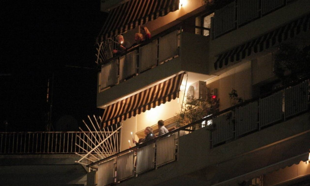 Πάσχα 2020: Πυρσοί και βεγγαλικά για το «Χριστός Ανέστη» σε γειτονιές της Θεσσαλονίκης