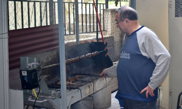 Το πιο «ήσυχο» Πάσχα της ζωής μας: Με σούβλες στις ταράτσες και τα μπαλκόνια  γιόρτασαν οι Έλληνες
