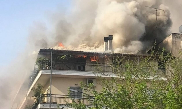 Τρίκαλα: Μεγάλη φωτιά σε πολυκατοικία