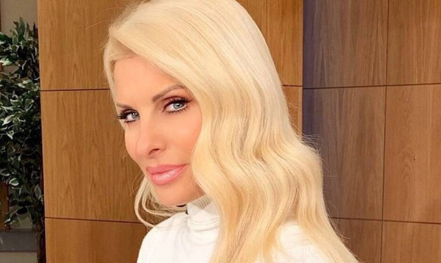 Ελένη Μενεγάκη: Πώς έβαψε τα μαλλιά της εν μέσω πανδημίας; (photos)