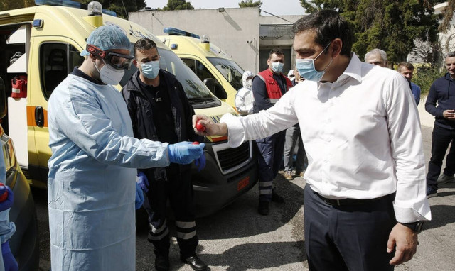 Επίσκεψη Τσίπρα στο ΕΚΑΒ: Σας είμαστε ευγνώμονες για την προσφορά σας