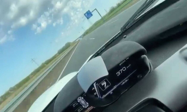 Δείτε μια Ferrari LaFerrari να πιάνει σε δημόσιο δρόμο τα 370 χλμ/ώρα