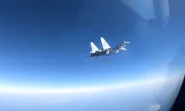  Κόβει την ανάσα: «Αερομαχία» ρωσικού μαχητικού με αμερικανικό αεροσκάφος στη Μεσόγειο (vid)