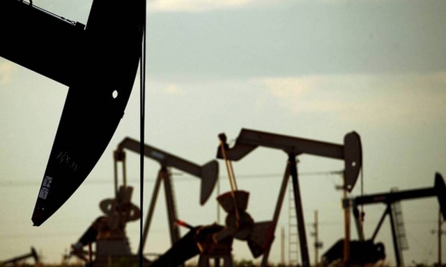 Γιατί κατρακύλησε ο μαύρος χρυσός σε ιστορικά χαμηλά - Η μεγαλύτερη πτώση από το 1986  