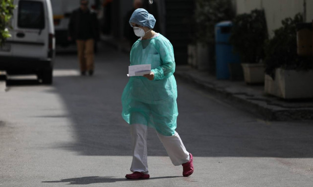 Κορονοϊός: Οι συγκινητικές στιγμές μετά την αποσωλήνωση ασθενή στο νοσοκομείο Παμμακάριστος