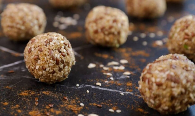Η συνταγή της ημέρας: Energy balls με μήλο και κανέλα