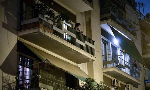 Κορονοϊός: Συνωστίζονται στο... σπίτι οι Ευρωπαίοι - Τι γίνεται στην Ελλάδα