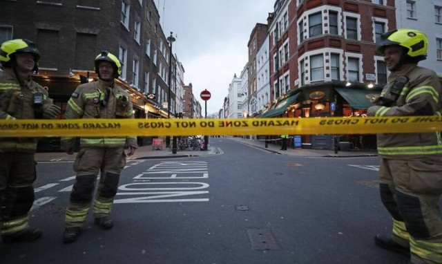 Συναγερμός στη Βρετανία: Ελεύθερος σκοπευτής πυροβολεί τυχαία από μπαλκόνι διαμερίσματος