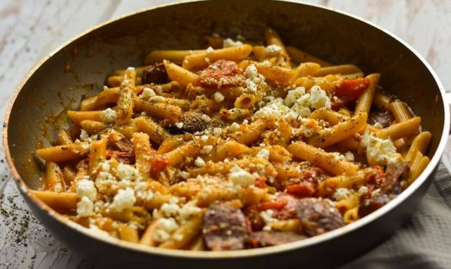 Πένες με λουκάνικο και φέτα