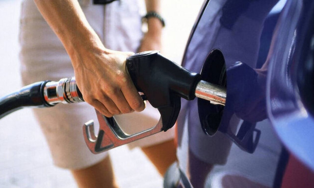 Ρεπορτάζ Newsbomb.gr: Γκρεμίζεται η τιμή του πετρελαίου - Αυτοψία στα πρατήρια της Αθήνας