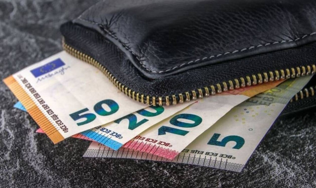 Υπάλληλος στην καθαριότητα του Δήμου Αθηναίων βρήκε 19.000 ευρώ και τα παρέδωσε (vid)