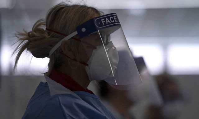 Κορονοϊός Βρετανία: Γιατροί προσέφυγαν στη δικαιοσύνη κατά της κυβέρνησης για την έλλειψη εξοπλισμού