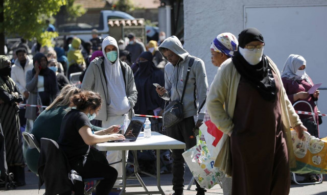 Κορονοϊός Γαλλία: Στα περίχωρα του Παρισιού, οι ουρές στις τράπεζες τροφίμων πληθαίνουν 